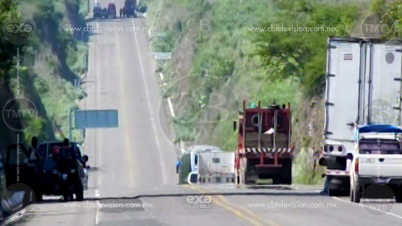 Civiles armados bloquean carreteras en Tierra Caliente