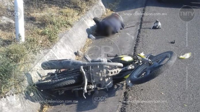 Dos jóvenes que viajaban en moto son asesinados a balazos en Apatzingán