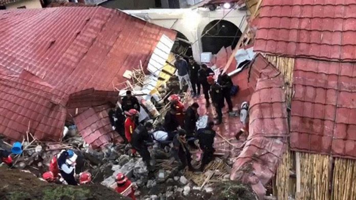 Boda termina en desgracia, caída del techo deja 15 muertos