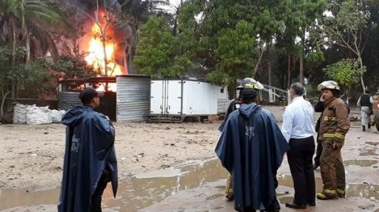 Se incendia almacén de huachicol en Tabasco