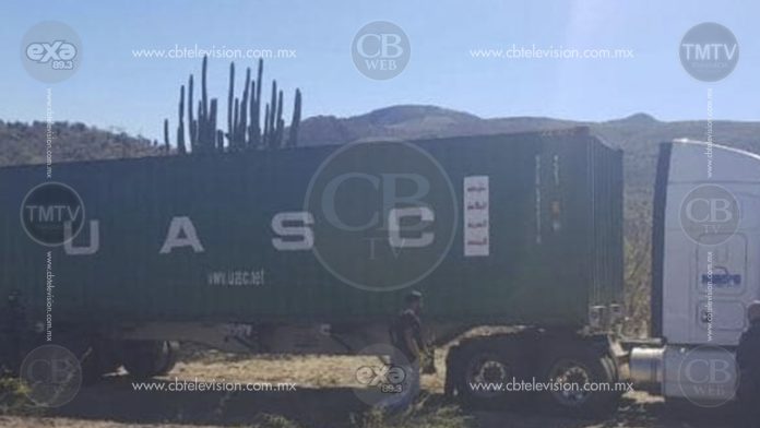 Recupera Policía Michoacán tracto-camión y 2 contenedores robados en LC
