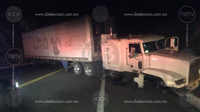 Tráiler se accidenta en la autopista  “Siglo XXI”, cierran carretera por horas