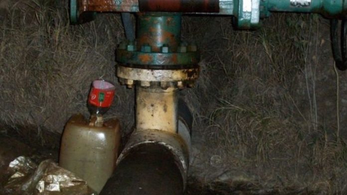 Video: Muestran la forma en que huachicoleros surtían combustible a gasolineras