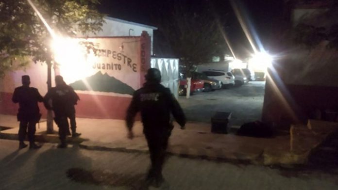 Hombres llegan armados a fiesta de cumpleaños y balean a dos menores y al vigilante 