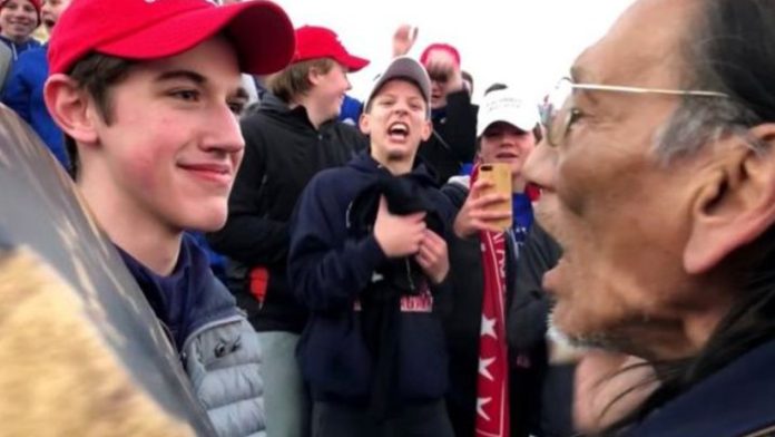 Católicos seguidores de Trump se burlan de anciano indígena