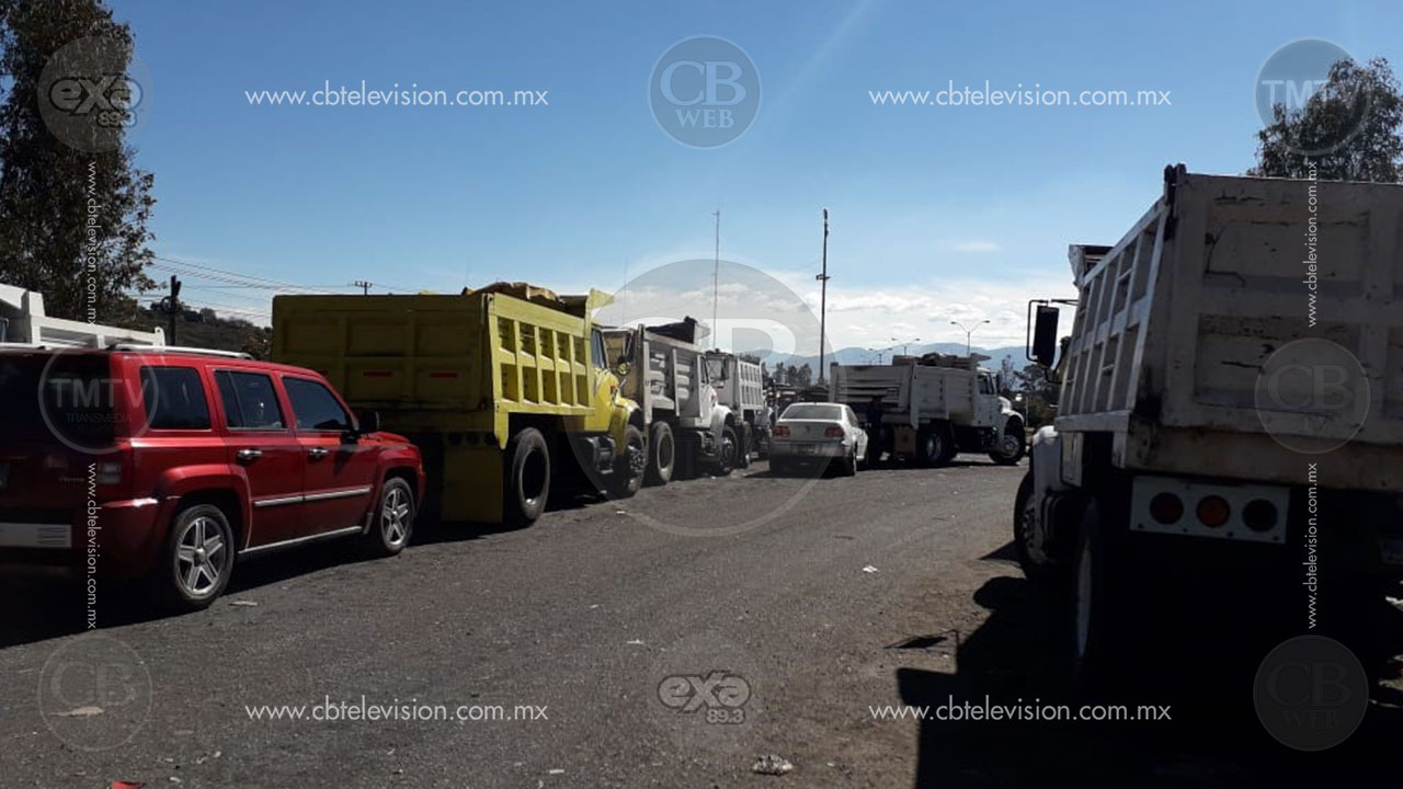 Exigen choferes de camiones no al impuesto de materiales para construcción Exigen choferes de camiones no al impuesto de materiales para construcción