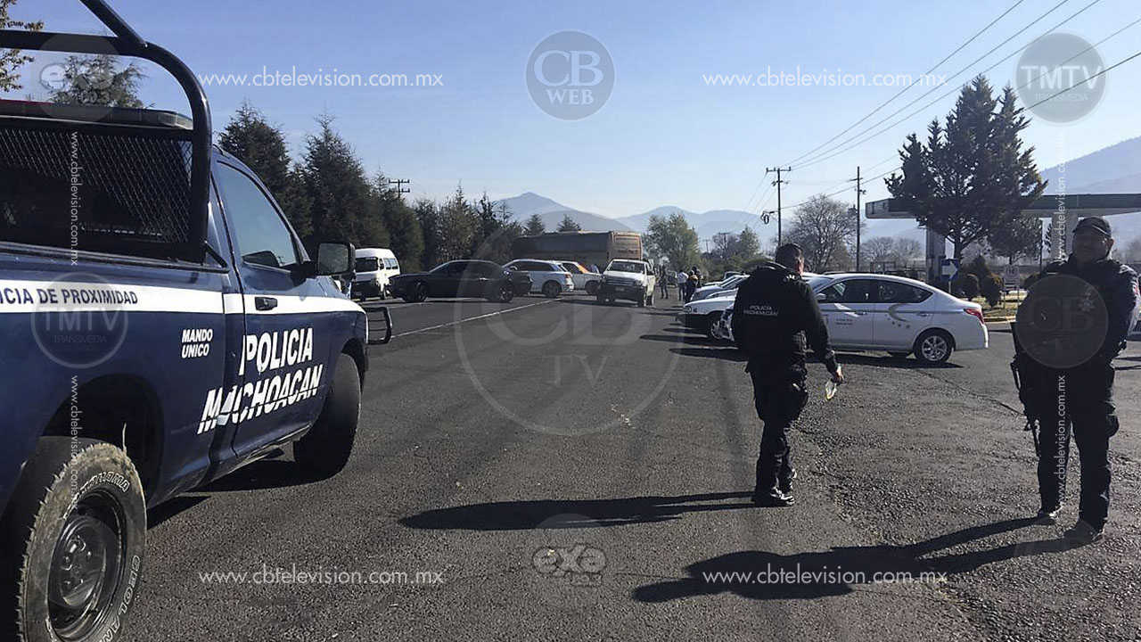 Diversas organizaciones de taxistas bloquean carretera en Paracho