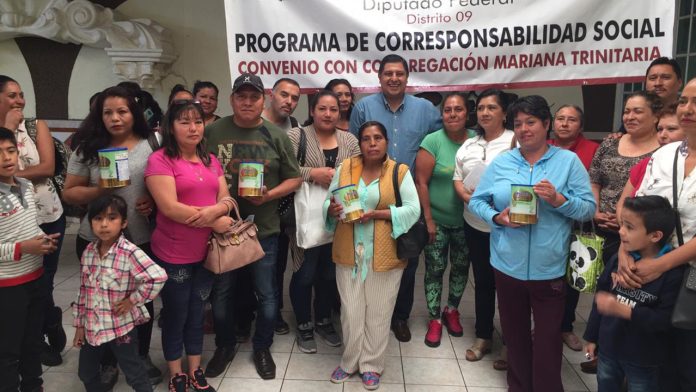 Ignacio Campos Equihua entrega apoyos a la población