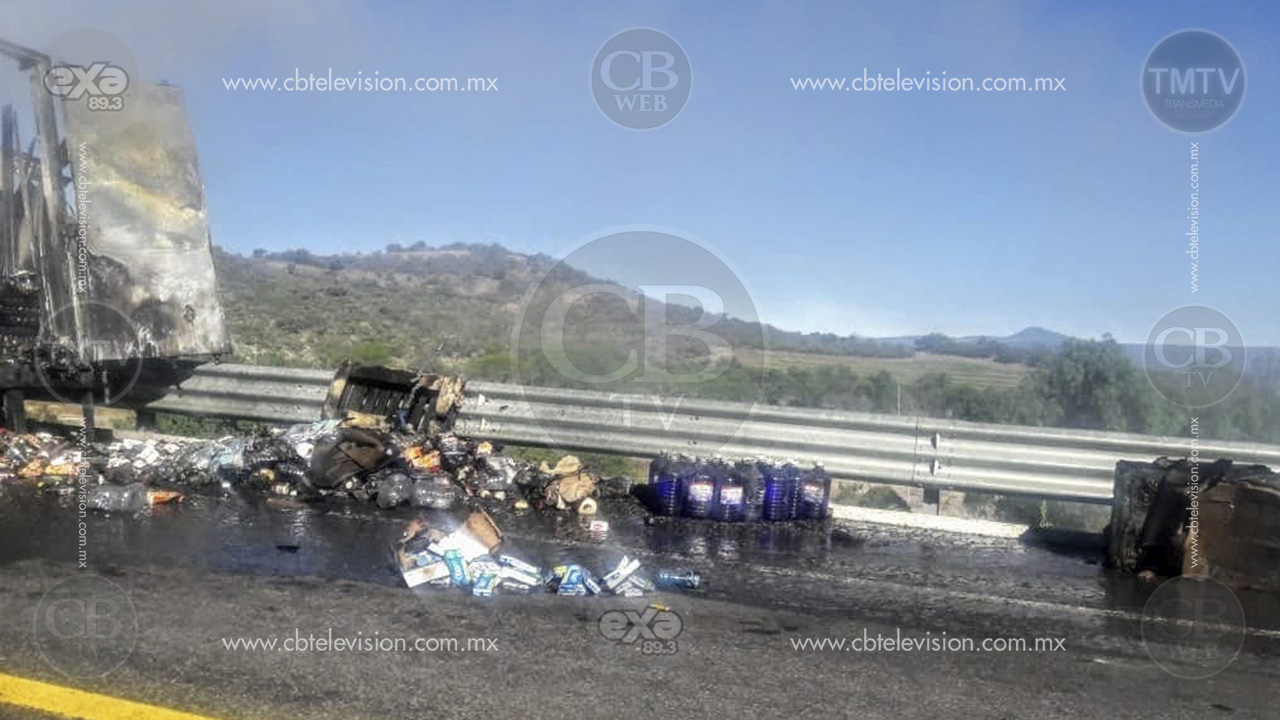 Se incendia caja de tráiler con todo y mercancía en la Pátzcuaro-Cuitzeo