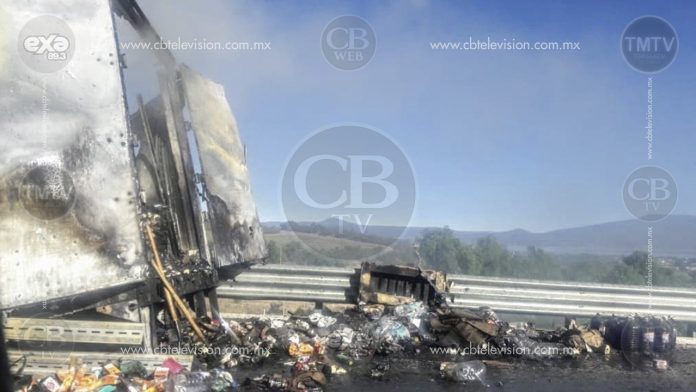Se incendia caja de tráiler con todo y mercancía en la Pátzcuaro-Cuitzeo