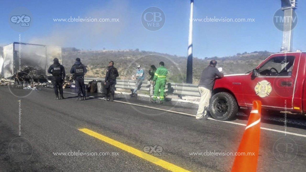 Se incendia caja de tráiler con todo y mercancía en la Pátzcuaro-Cuitzeo