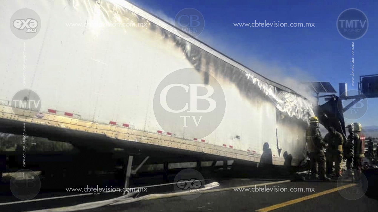 Se incendia caja de tráiler con todo y mercancía en la Pátzcuaro-Cuitzeo