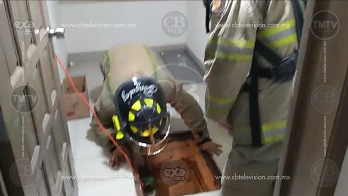 Hombre resulta inconsciente por intoxicación al pintar aljibe del INE, en Morelia