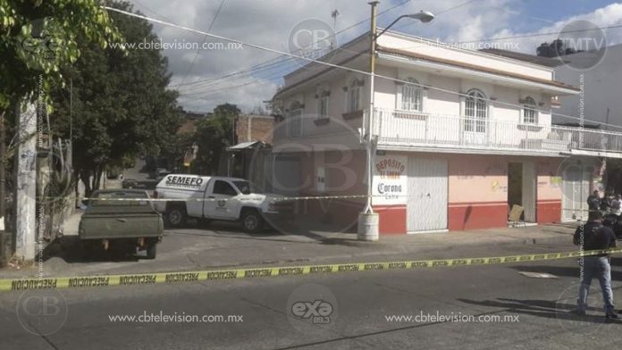 Balean a albañil en Uruapan