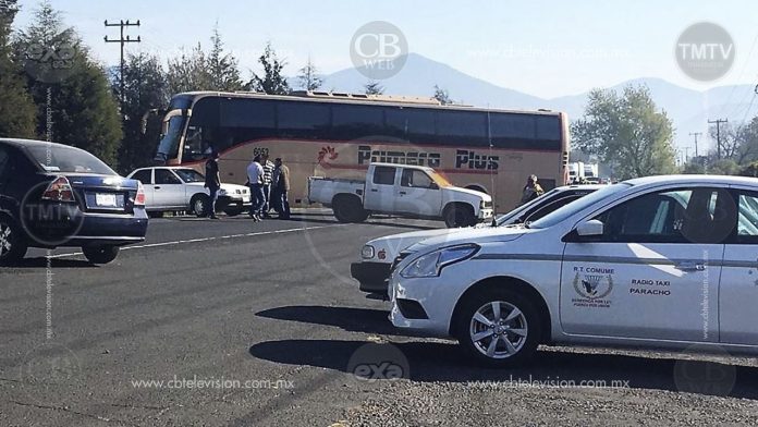 Diversas organizaciones de taxistas bloquean carretera en Paracho