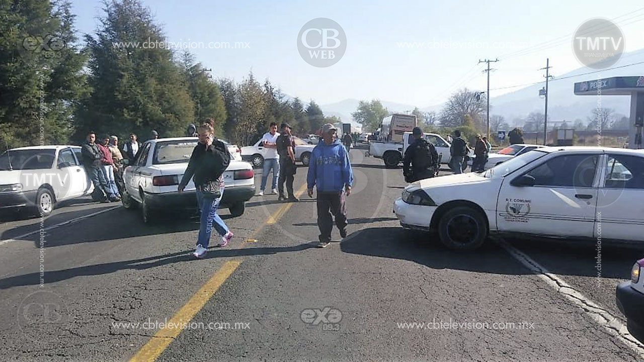 Diversas organizaciones de taxistas bloquean carretera en Paracho