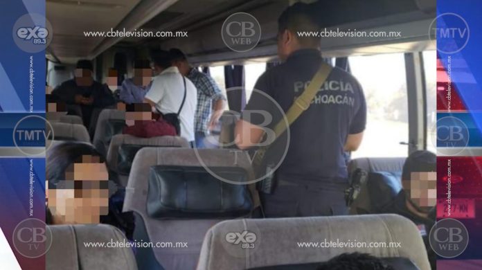 Tras balacera, policías recuperan autobús con 20 pasajeros retenidos por asaltante
