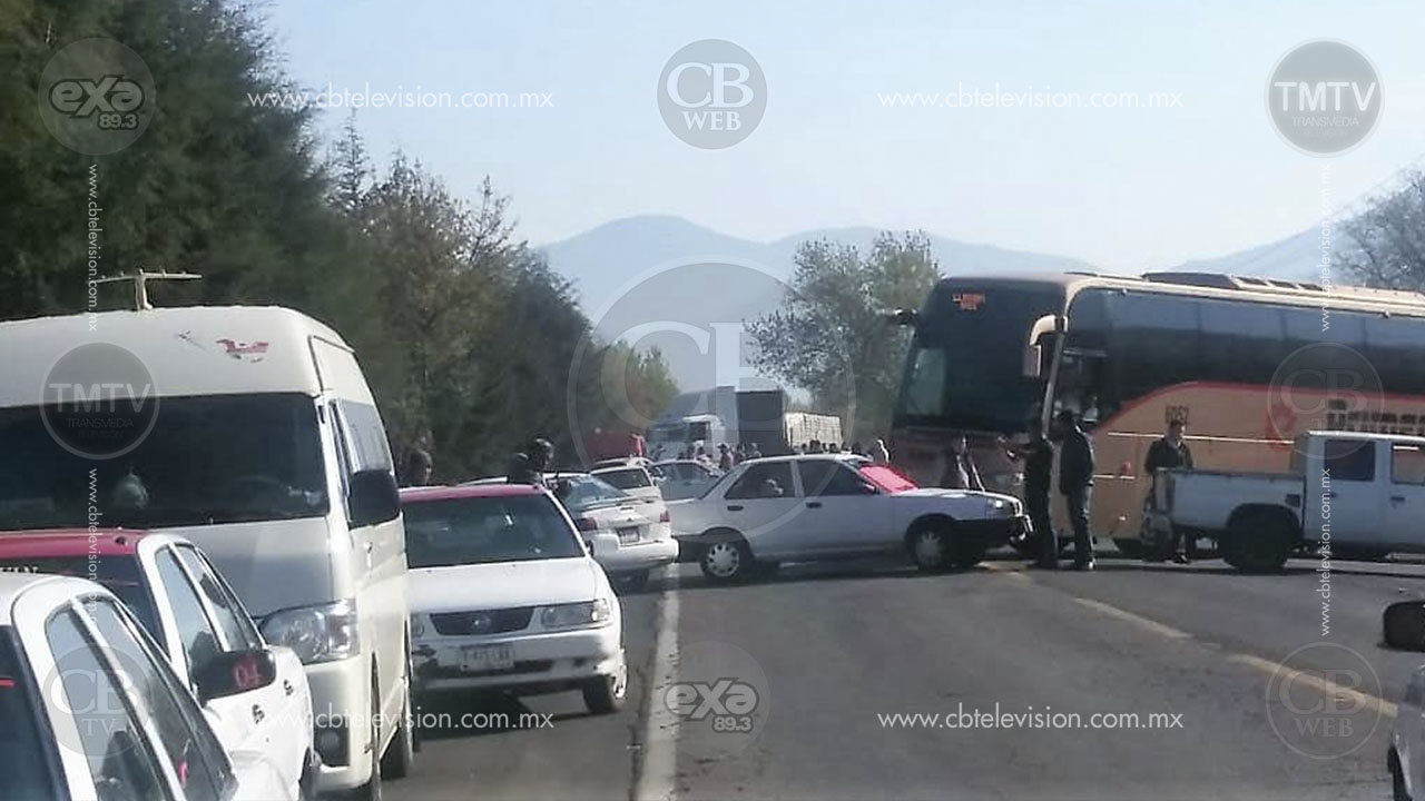 Diversas organizaciones de taxistas bloquean carretera en Paracho