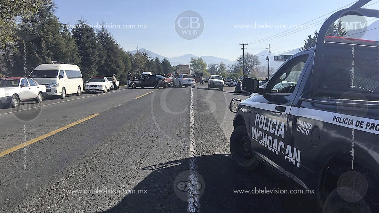 Diversas organizaciones de taxistas bloquean carretera en Paracho