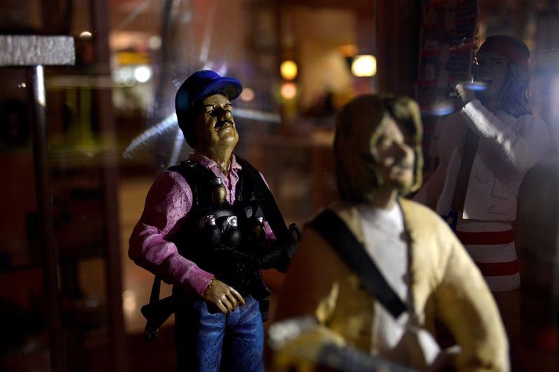 Rezan y venden figuras de acción, souvenirs y juegos tradicionales del Chapo en Sinaloa