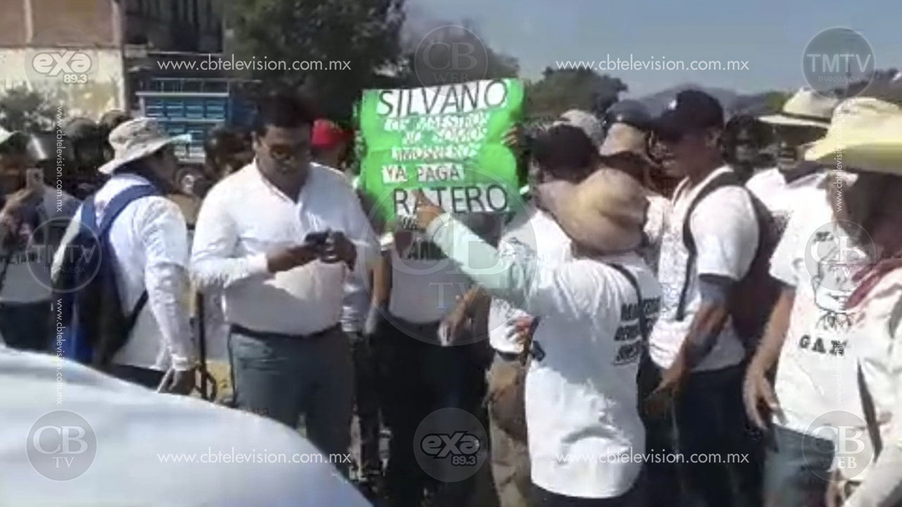 Tensión entre policías y maestros en el evento presidencial en Huetamo