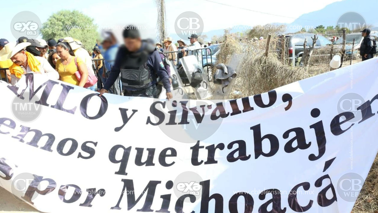 Tensión entre policías y maestros en el evento presidencial en Huetamo