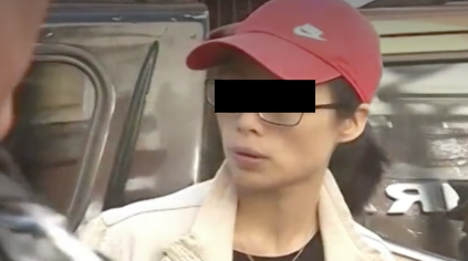 Detienen a mujer china que fotografiaba a niños de una primaria de la CDMX Detienen a mujer china que fotografiaba a niños de una primaria de la CDMX