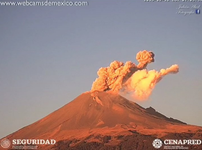 Alertan por fumarola emitida por el Popocatépetl este lunes