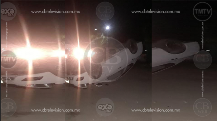 Automóvil vuelca en Apatzingán 