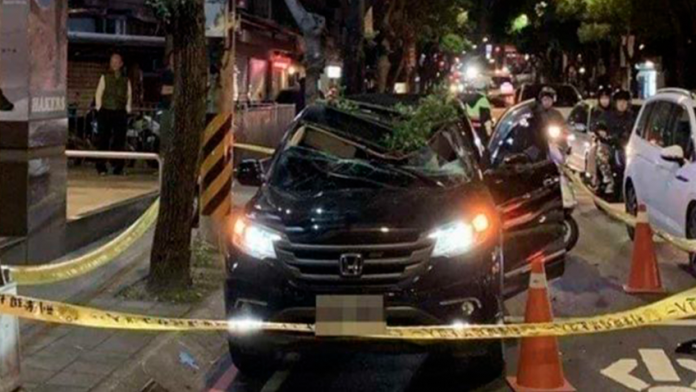 Salta del piso 13 de un edificio para suicidarse; sobrevive al caer en un coche