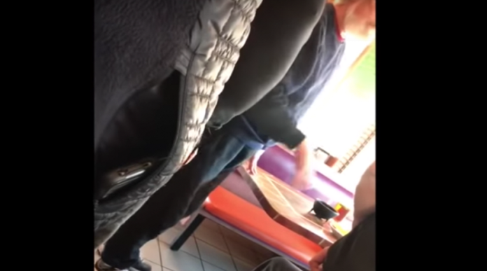 VIDEO: “Vete de mi país”, le grita una mujer a un gerente de un restaurante mexicano en EU