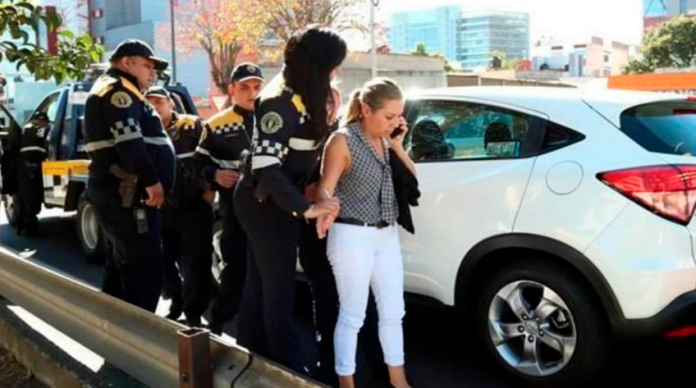 Arroja café hirviendo a policías y los atropella; dijo ser esposa de diputado de Morena