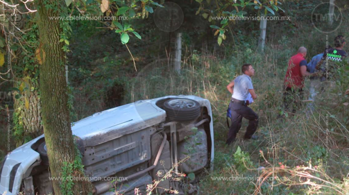 Auto cae a desnivel; un lesionado