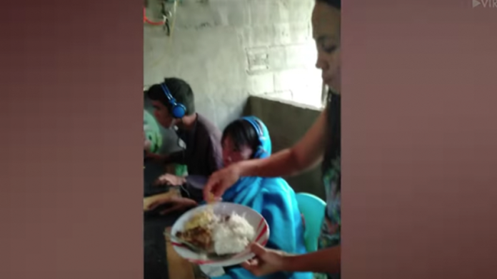 VIDEO: ¡A lo que hemos llegado! Alimenta a su hijo en la boca, para que no deje de jugar videojuegos