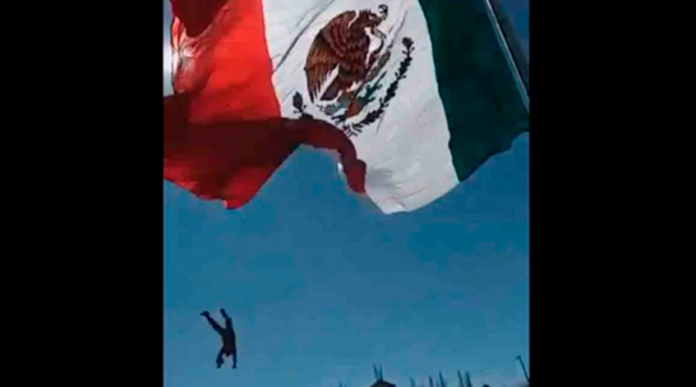 VIDEO: Soldado cae de varios metros tras enredarse en la bandera