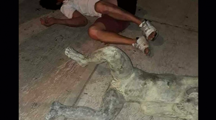 Intenta robar estatua y se le cae encima