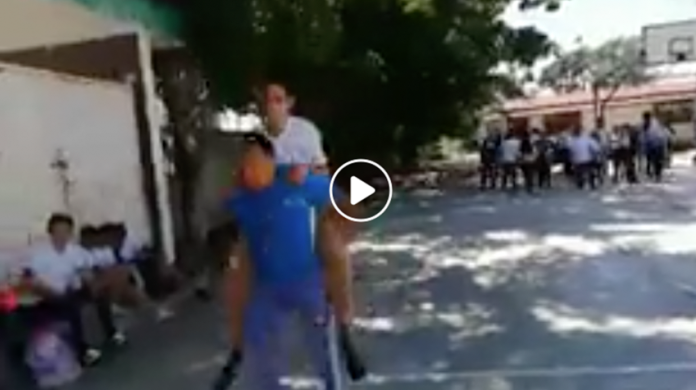 VIDEO: Maestro carga a sus alumnos para “evitarles la fatiga” y no ser demandado