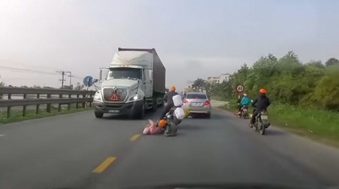VIDEO: Madre salva a su hijo de morir aplastado por un camión en plena carretera