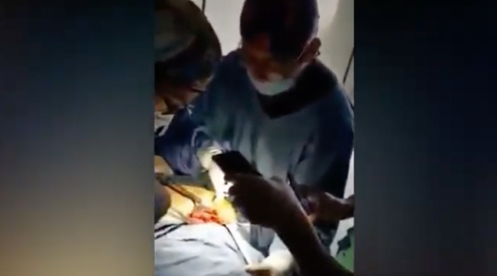 VIDEO: Médicos realizan cirugía con luz de celulares