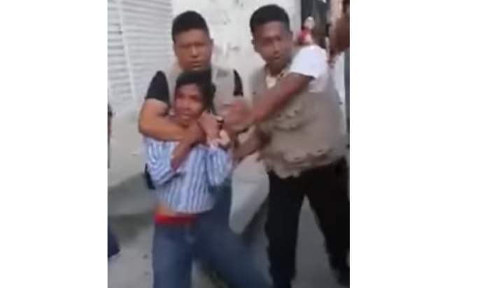 VIDEO: Con violencia, someten a vendedor para decomisarle su carrito de aguas frescas