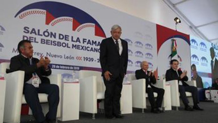 López Obrador inaugura Salón de la Fama del Béisbol Mexicano
