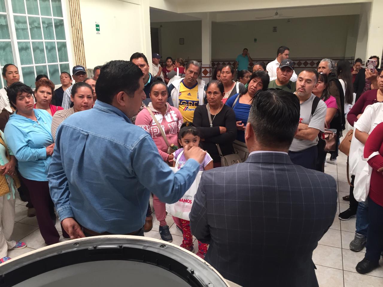 Ignacio Campos Equihua entrega apoyos a la población