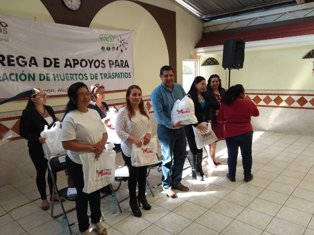 Ignacio Campos Equihua entrega apoyos a la población