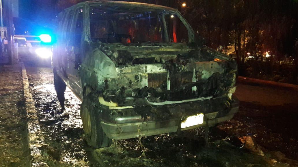 Camioneta arde en llamas en la Calzada Juárez