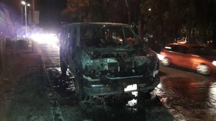 Camioneta arde en llamas en la Calzada Juárez