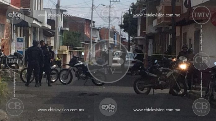 Sicarios balean un taxi; muere el pasajero y el chofer queda herido de gravedad