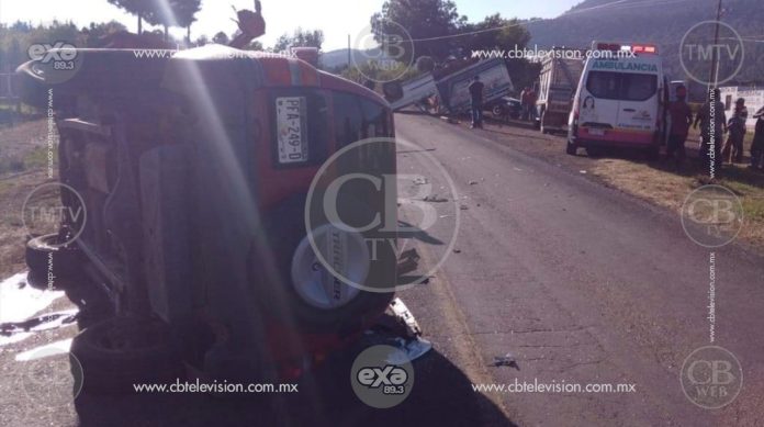 Volcadura deja tres lesionados en la carretera Villa Madero - Caracuaro