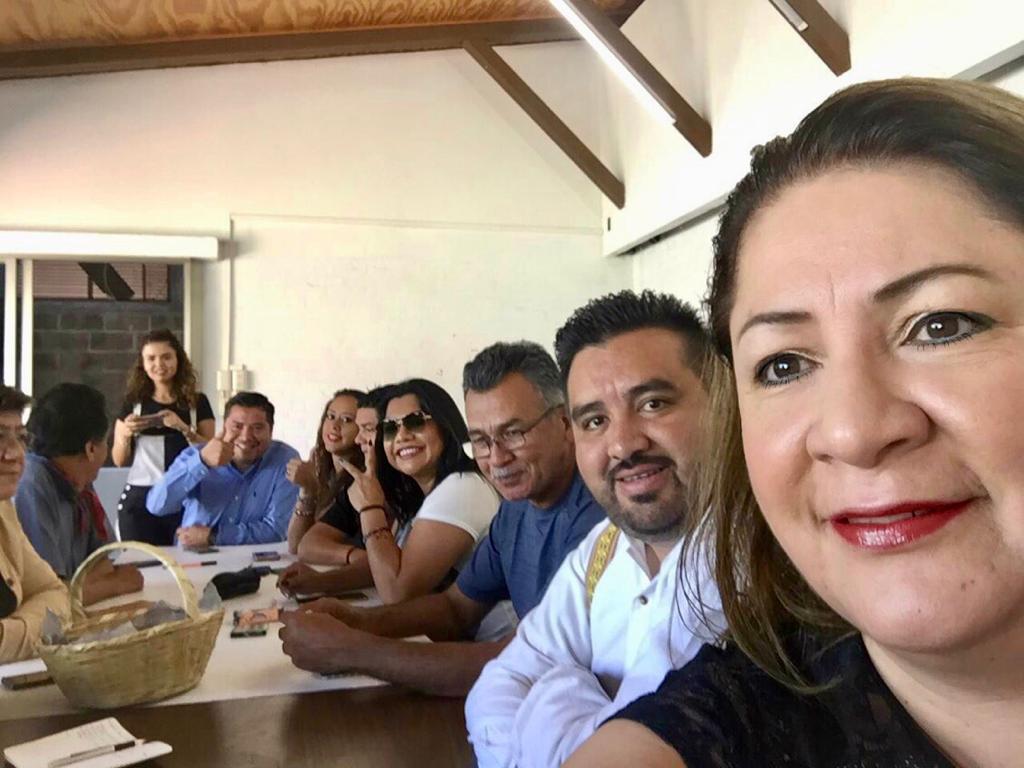Brincan perredistas a Morena
