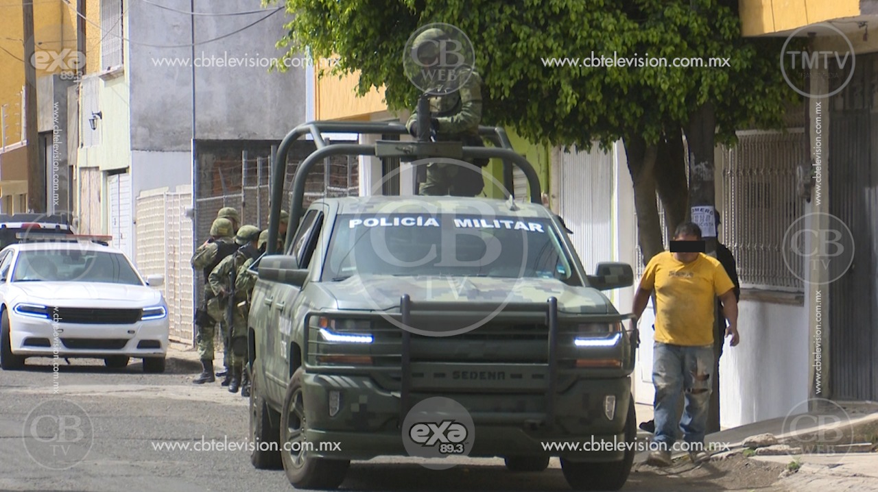Militares y ministeriales catean domicilio y arrestan a dos hombres en Morelia
