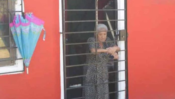 Encadenan por alcohólica a abuelita en Veracruz